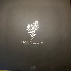 Younique eyeshadow palette